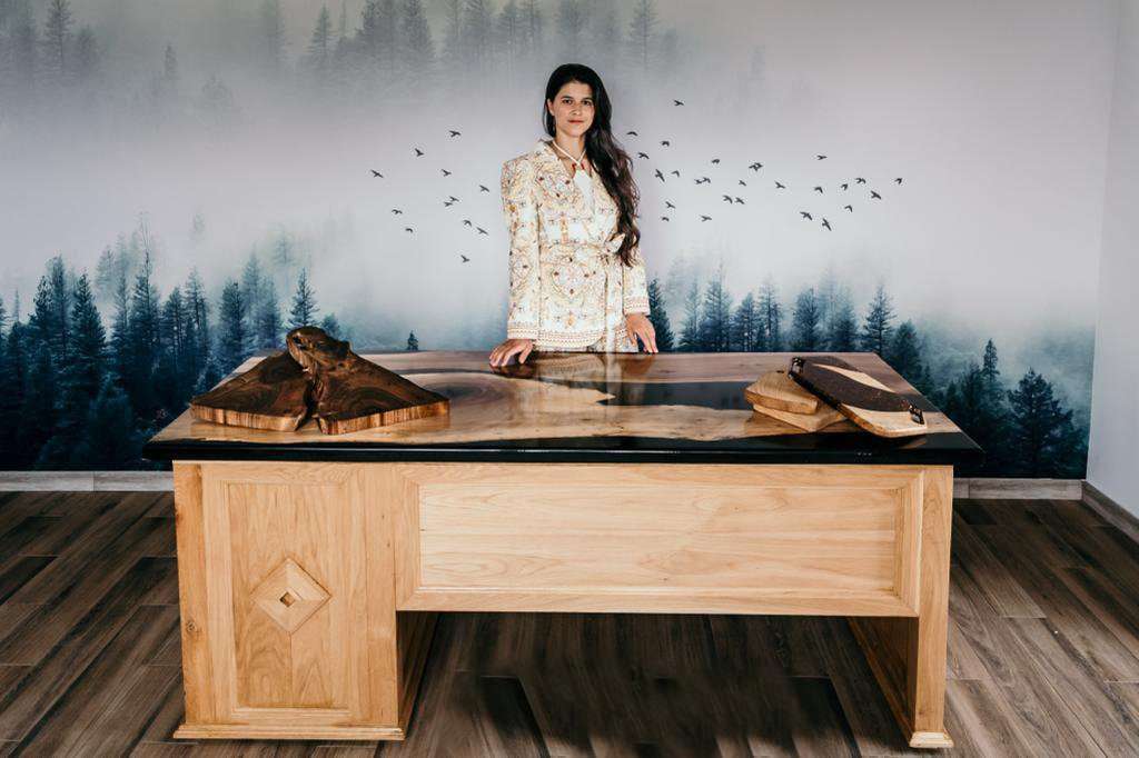 Birou din frasin cu rășină epoxidică, prezentat în showroomul Doar Lemn