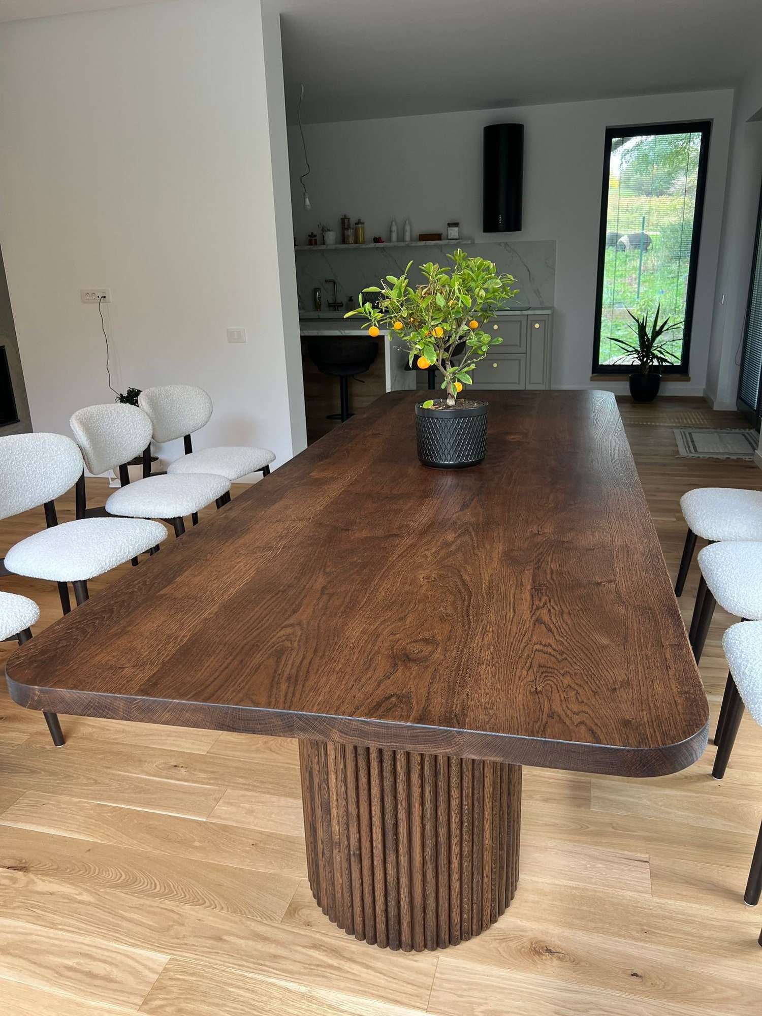 Masă de dining cu picior din riflaje